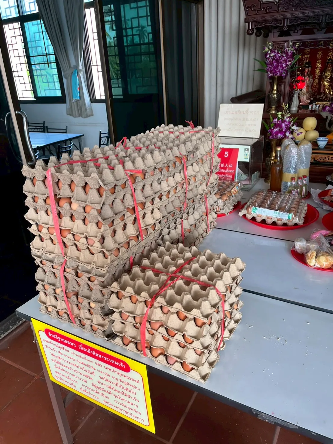 แผงไข่สดหลากหลายขนาด